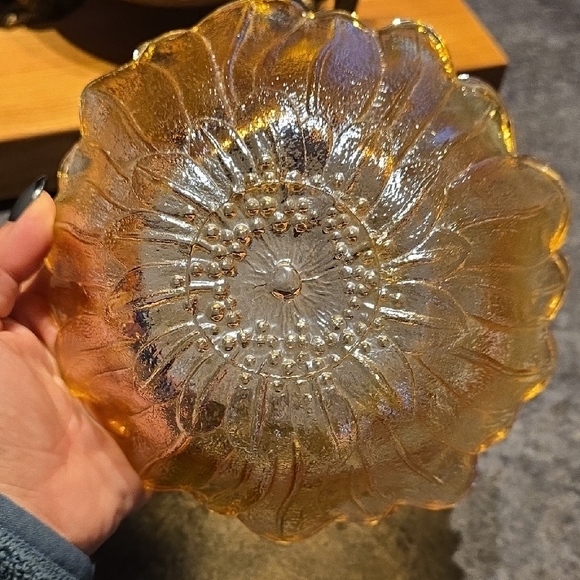 Set of two vintage Indiana Glass "Sunflower" Carnival Glass bowls - Picture 6 of 11